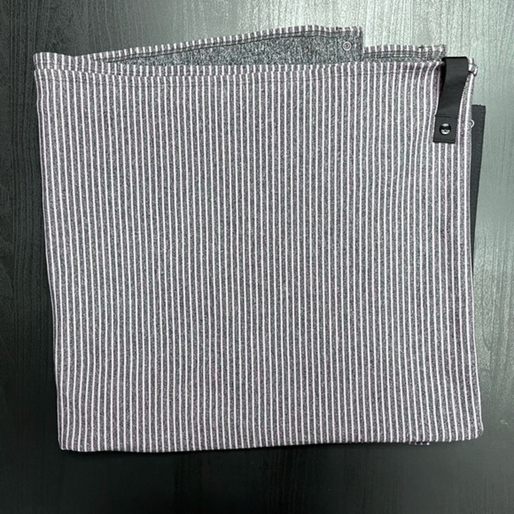 Lululemon Vinyasa Scarf *Rulu
(Hyper Stripe Mauvelous / Heathered Black)